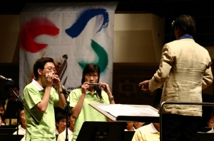 Lung and Sharon performed at Opening Ceremony at the 1st HK Harmonica Festival 2003